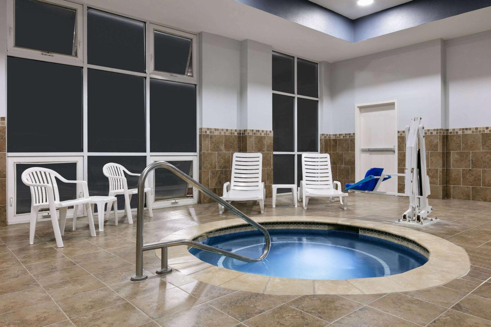 La Quinta Inn & Suites By Wyndham Ft Worth-Burleson Luaran gambar
